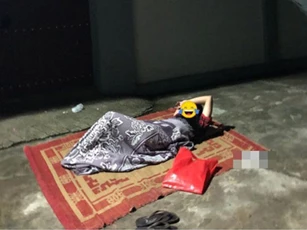 Xin lỗi bạn gái bất thành, anh chàng mượn chiếu ngủ luôn trước cổng nhà người yêu
