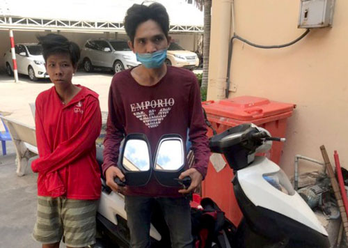 TP.HCM: Bắt 2 con nghiện bẻ trộm hàng loạt kính ô tô bán lấy tiền mua ma túy