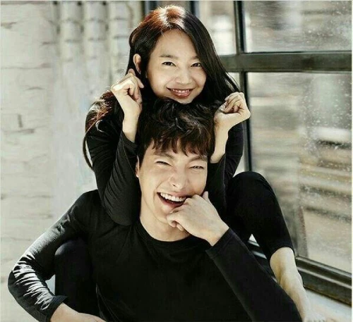 Shin Min Ah và Kim Woo Bin. Nàng hơn chàng 6 tuổi. Hai người yêu nhau từ năm 2015, đồng hành qua nhiều giai đoạn gian khó, đặc biệt khi Kim Woo Bin mắc ung thư. Tình yêu của cặp sao được khán giả ngưỡng mộ.