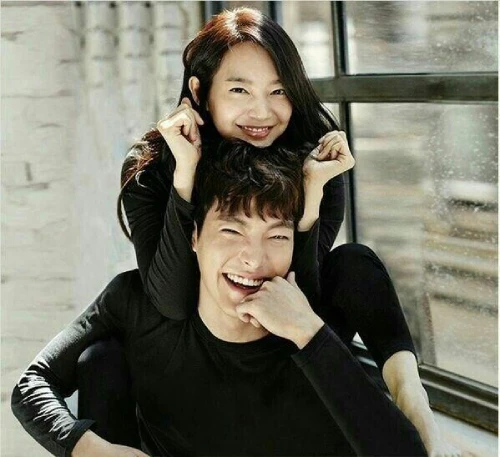Shin Min Ah và Kim Woo Bin. Nàng hơn chàng 6 tuổi. Hai người yêu nhau từ năm 2015, đồng hành qua nhiều giai đoạn gian khó, đặc biệt khi Kim Woo Bin mắc ung thư. Tình yêu của cặp sao được khán giả ngưỡng mộ. Shin Min Ah và Kim Woo Bin. Nàng hơn chàng 6 tuổi. Hai người yêu nhau từ năm 2015, đồng hành qua nhiều giai đoạn gian khó, đặc biệt khi Kim Woo Bin mắc ung thư. Tình yêu của cặp sao được khán giả ngưỡng mộ.