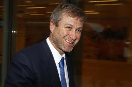 10. Roman Abramovich - 11,3 tỷ USD: Ông chủ CLB bóng đá Chelsea gây dựng khối tài sản khổng lồ từ cổ phần ở Tập đoàn thép Evraz và Tập đoàn khai thác, luyện kim Nornickel. Ảnh: Reuters.