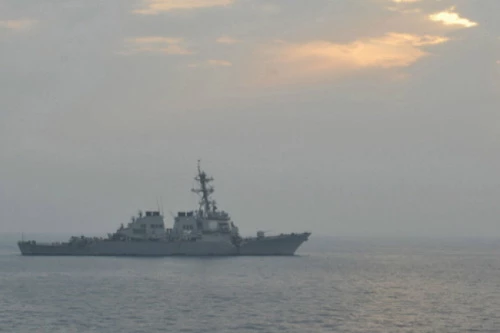 Khu trục hạm Mỹ đã tiến gần cầu vượt Crimea. Ảnh: RIA Novosti.