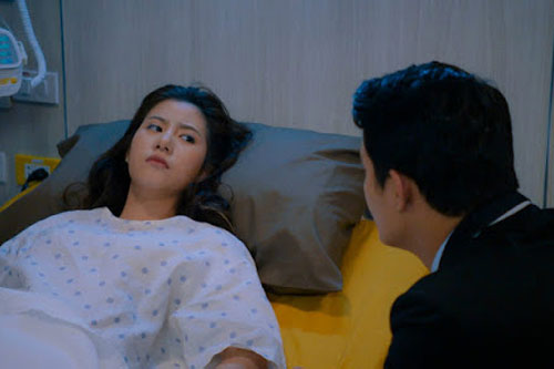 Vợ đau đẻ lỡ cắn chồng, không ngờ anh đáp trả thế này khiến y bác sĩ có mặt ở đó ai cũng tròn mắt ngạc nhiên