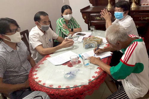 Cụ ông ăn xin có  5 chứng minh thư và 7 thẻ căn cước được trả lại 54 triệu đồng