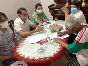 Cụ ông ăn xin có  5 chứng minh thư và 7 thẻ căn cước được trả lại 54 triệu đồng