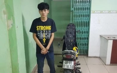Trương Gia Huy cùng chiếc xe máy mà đối tượng này gây án tại hiện trường. Ảnh: C.A.
