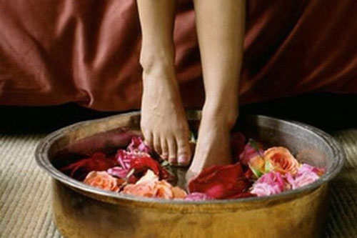 Người phụ nữ đột nhiên tử vong sau khi ngâm chân trong nước ấm, 3 nhóm người sau nhất định cần thận trọng khi ngâm chân trong nước ấm