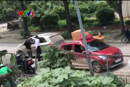 Xe dù, bến cóc, cò mồi tấp nập đưa người rời Thủ đô