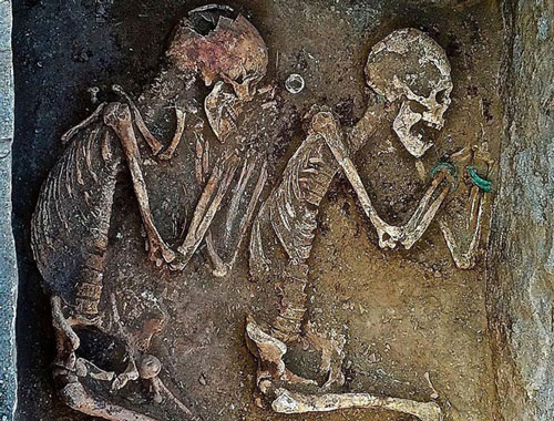 Tìm thấy hài cốt đôi tình nhân nằm bên nhau trong ngôi mộ cổ suốt 5.000 năm