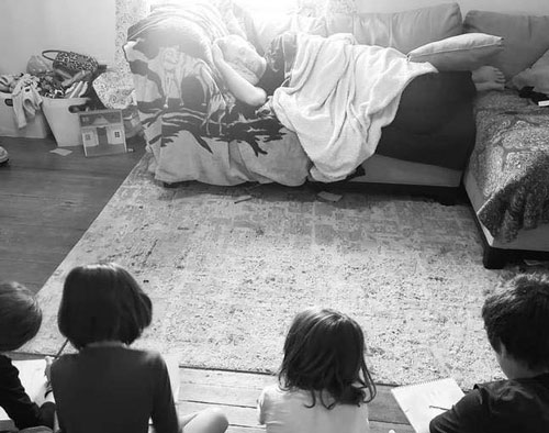 Buồn ngủ díp cả mắt mà vẫn phải trông con, chồng nghĩ ngay ra cách khiến vợ "nể phục"