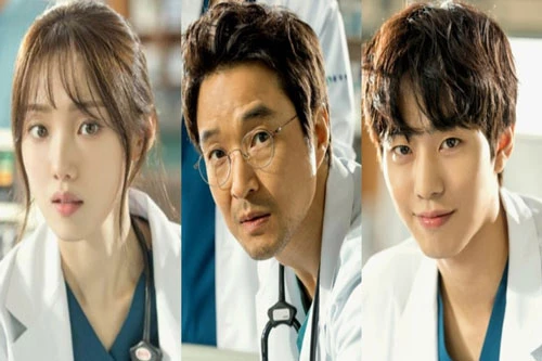 Romantic Doctor, Teacher Kim 2 – Người Thầy Y Đức 2 tiếp tục là câu chuyện về nghề y. Câu chuyện bắt đầu khi bác sĩ Kim Sa Bu (Han Seok Kyu)đến bệnh viện Geodae để tuyển dụng một bác sĩ phẫu thuật. Tại đây ông tìm thấy hai bác sĩ trẻ tài năng đang gặp nhiều vấn đề xoay quanh là Seo Woo Jin (Ahn Hyo Seop) và Cha Eun Chae (Lee Sung Kyung).