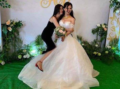 Thấy bạn thân thoát "ế", cô gái cười như được mùa cùng với loạt biểu cảm "khó đỡ" khiến ai cũng phải bật cười