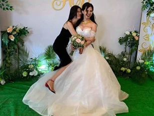 Thấy bạn thân thoát "ế", cô gái cười như được mùa cùng với loạt biểu cảm "khó đỡ" khiến ai cũng phải bật cười