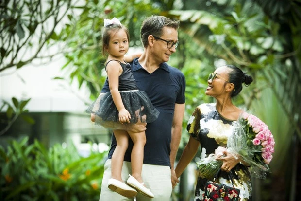 Con gái 6 tuổi lai Tây xinh đẹp của Đoan Trang nói 3 thứ tiếng