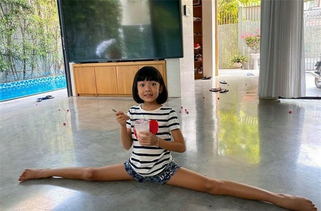 Con gái siêu mẫu Bình Minh chân dài, xinh như 'hoa hậu tương lai'