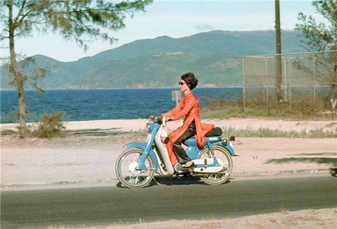 deo kinh den di honda cub chum anh dep ve con nguoi viet nam nam 1969