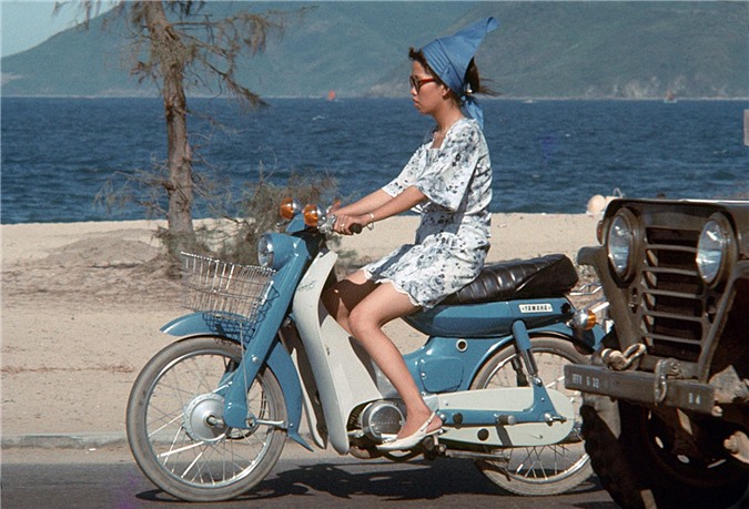 deo kinh den di honda cub chum anh dep ve con nguoi viet nam nam 1969