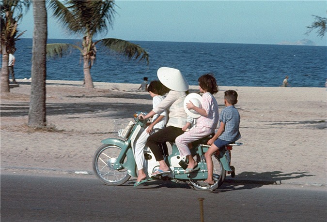 deo kinh den di honda cub chum anh dep ve con nguoi viet nam nam 1969