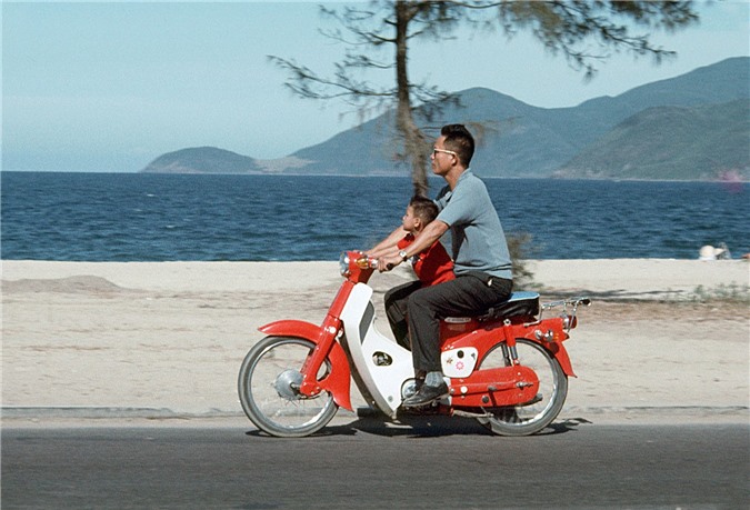 deo kinh den di honda cub chum anh dep ve con nguoi viet nam nam 1969