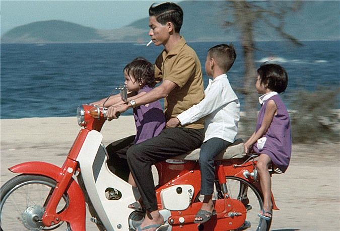 deo kinh den di honda cub chum anh dep ve con nguoi viet nam nam 1969