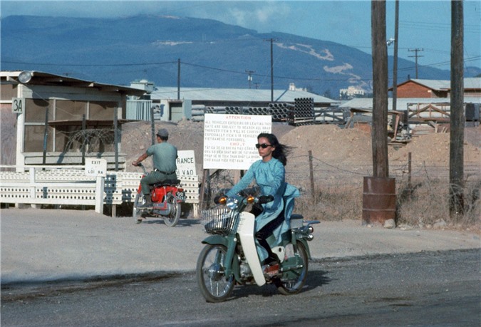 deo kinh den di honda cub chum anh dep ve con nguoi viet nam nam 1969