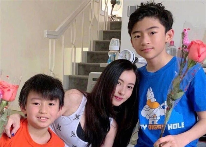 Rất ít khi giới truyền thông chụp được những hình ảnh Tạ Đình Phong ở bên hai cậu con trai.