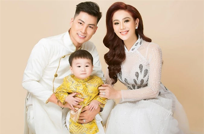 Vợ chồng Lâm Khánh Chi và con trai hơn một tuổi.