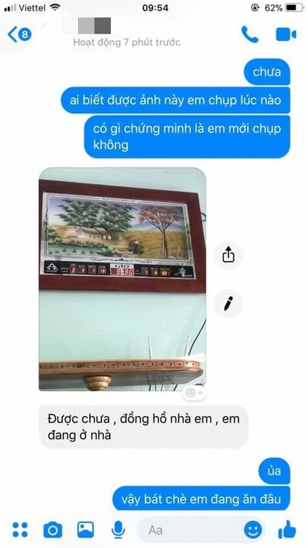 Cô gái đành phải chụp cả chiếc đồng hồ nhà mình.