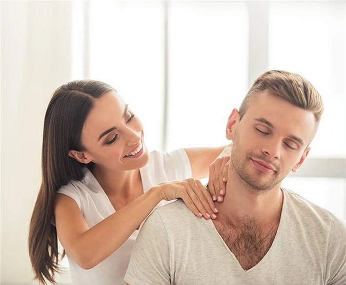 Massage cho nhau trước khi ngủ sẽ giúp giải tỏa căng thẳng cho cả hai