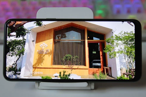 6i được trang bị tấm nền màn hình IPS LCD với kích thước 6,52 inch, độ phân giải HD Plus (1.600x720 pixel), mật độ điểm ảnh 269 ppi. Màn hình này được chia theo tỷ lệ 20:9, bảo vệ bởi kính cường lực Corning Gorilla Glass nhưng chưa rõ phiên bản nào, chiếm 89,9% diện tích mặt trước. 