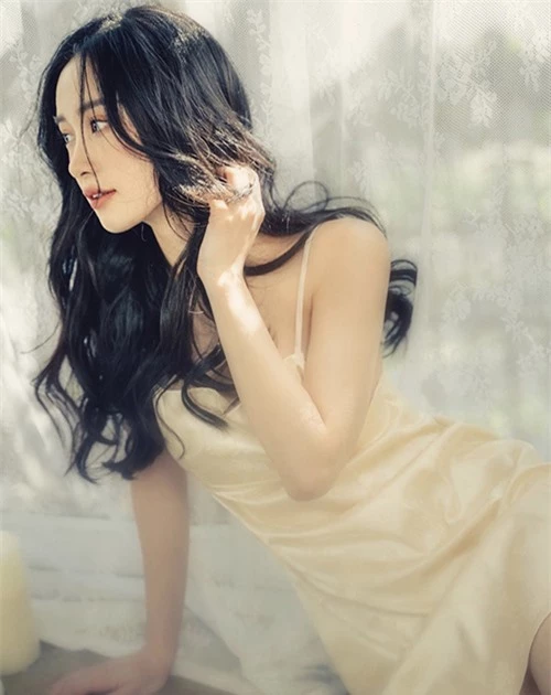 Jun Vũ luôn được fan thả tim khi khoe nét đẹp mong manh trong các mẫu đầm lụa, váy hai dây hợp mốt mùa hè.