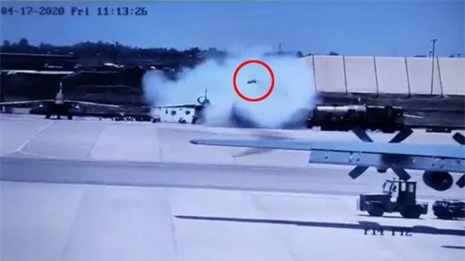 Su-25 đậu trên mặt đất bất ngờ phóng tên lửa: Máy bay vận tải C-130H Pháp chết hụt! - Ảnh 1.