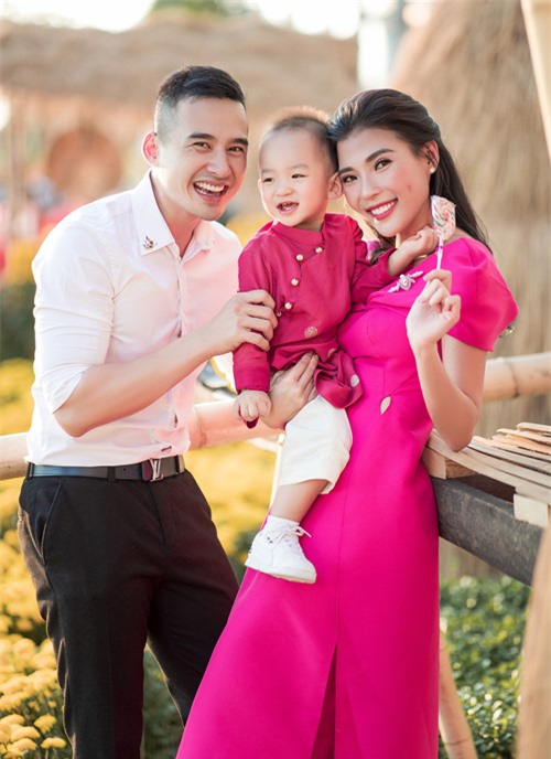 Vợ chồng Thuý Diễm và con trai đầu lòng Bảo Bảo dịp Tết Nguyên đán 2020.