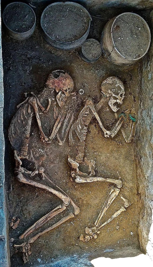 Cặp đôi nằm bên nhau suốt 5000 năm qua, được các nhà khảo cổ gọi là 