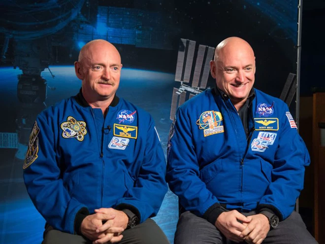 Hai anh em sinh đôi Scott và Mark Kelly