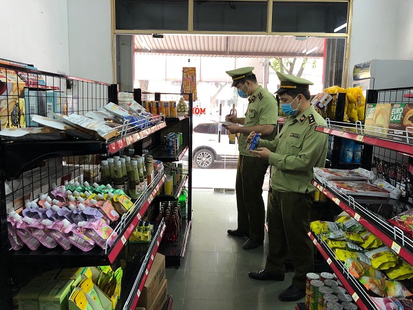 Lạng Sơn: Tiêu hủy một loạt thực phẩm kém chất lượng của các cơ sở kinh doanh online 