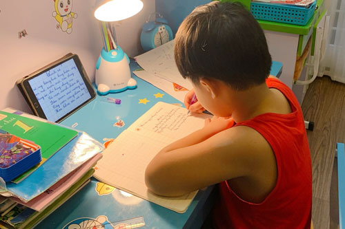 MC Hoàng Linh than trời vì dạy con học, "bao nhiêu yêu thương vun vén đến giờ học là sứt mẻ hết"