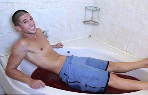 "Tắm ớt" thể hiện bản lĩnh, chàng trai "méo mặt" nhận cái kết nhớ đời