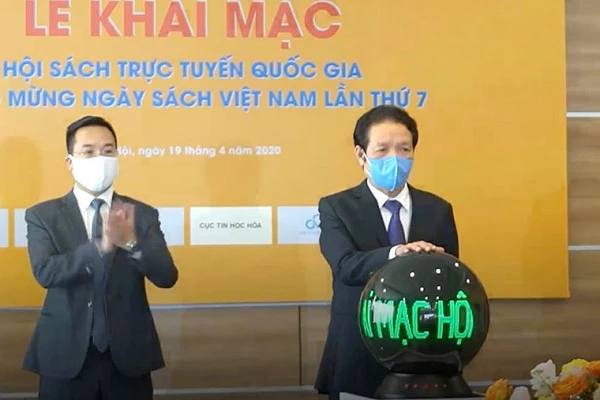 Thứ trưởng Bộ TT&TT Hoàng Vĩnh Bảo (bên phải) khai mạc Hội chợ sách trực tuyến lần đầu tiên được tổ chức ở Việt Nam.