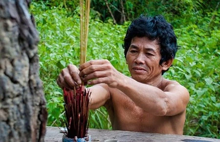 Mỗi ngày A Sáng lại ra khấn thần rừng xin bình yên cho con cái.Mỗi ngày A Sáng lại ra khấn thần rừng xin bình yên cho con cái.