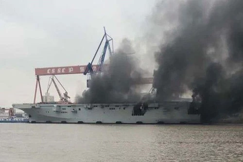 Tàu tấn công đổ bộ sàn lớn đầu tiên của Hải quân Trung Quốc được nước này đóng mới trong thời gian ngắn kỷ lục đã bất ngờ bốc cháy ngùn ngụt ngày hôm 11/4