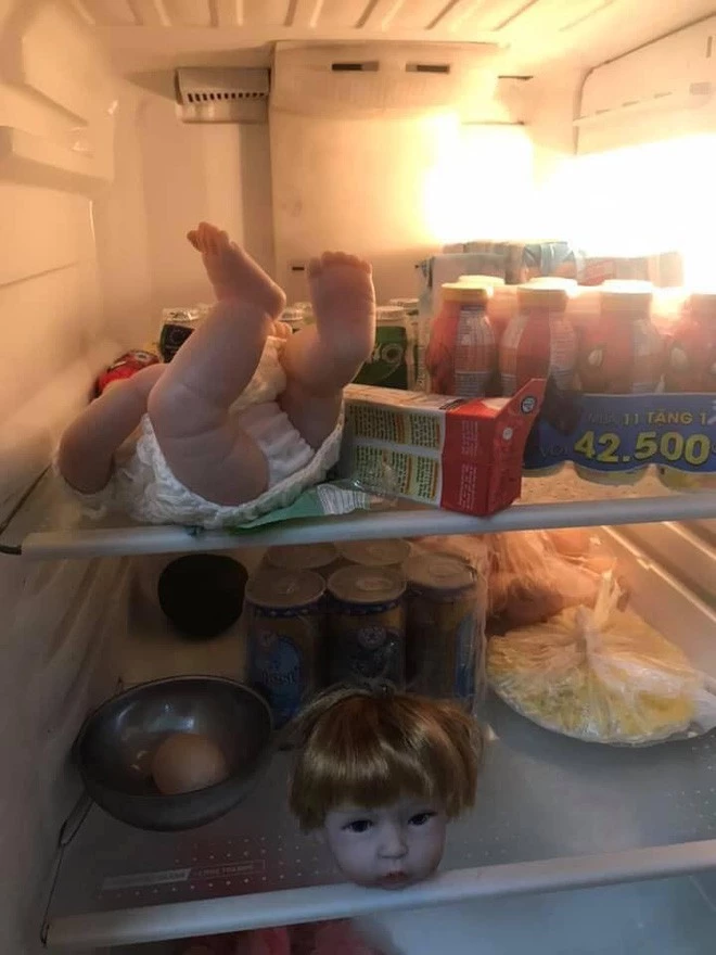 Mở tủ lạnh mà bà mẹ giật nảy mình.