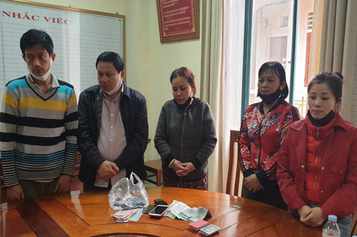 Nghệ An: Đánh “phỏm” ăn tiền, 5 con bạc bị bắt quả tang