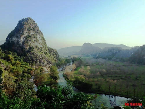 Rời động Kim Sơn, chúng tôi đến Động Tiên Sơn - hang động được ví von như “tiên động trên núi”. Phải vượt qua hơn 200 bậc đá uốn lượn với độ cao hơn 50 m mới lên được động. Từ trên cao, quần thể danh thắng Kim Sơn được hiện lên như một bức tranh sơn thủy hữu tình.