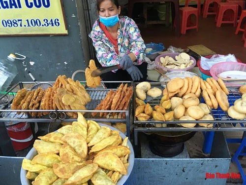 Chỉ với 5.000 đồng/cái, bạn có thể ăn no mà không phải băn khoăn về giá cả.