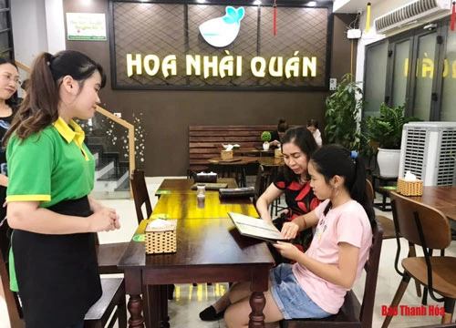 Hoa Nhài Quán có địa chỉ ở PG3 – 08 Vincom (mặt đường Triệu Quốc Đạt) là 1 trong những nơi thu hút nhiều bạn trẻ đến thưởng thức món ngon và thoải mái tán gẫu cùng bạn bè.