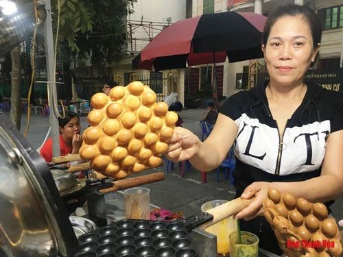 Bánh trứng gà non trên đường Phan Chu Trinh (phường Điện Biên) là món ăn du nhập từ Hồng Kông đang được nhiều người yêu thích bởi vị béo ngậy của sữa, thơm thơm mùi trứng gà và vị chua, ngọt của các loại nhân bánh bên trong.