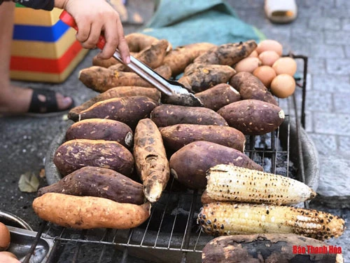 Khoai lang, ngô, trứng nướng ở Quảng trường Lam Sơn tuy dân dã, bình dị nhưng mùi thơm hấp dẫn hòa lẫn trong gió lan tỏa khắp không gian cũng là nơi để các bạn trẻ tụ tập quây quần vào những buổi tối giá lạnh.