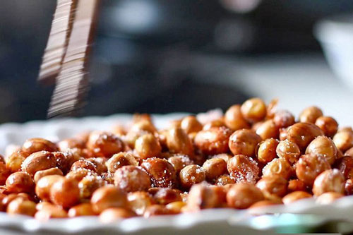 Làm lạc rang muối dùng nước nóng hay lạnh để ngâm cho giòn? Đây là cách mà các đầu bếp thường làm