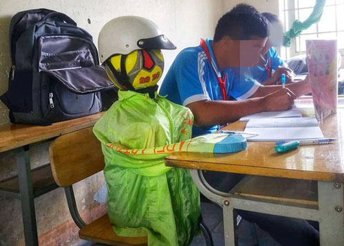 Bạn thân nghỉ học, nam sinh làm luôn hình nộm để cạnh cho đỡ nhớ, nhưng ai nhìn vào cũng bật cười